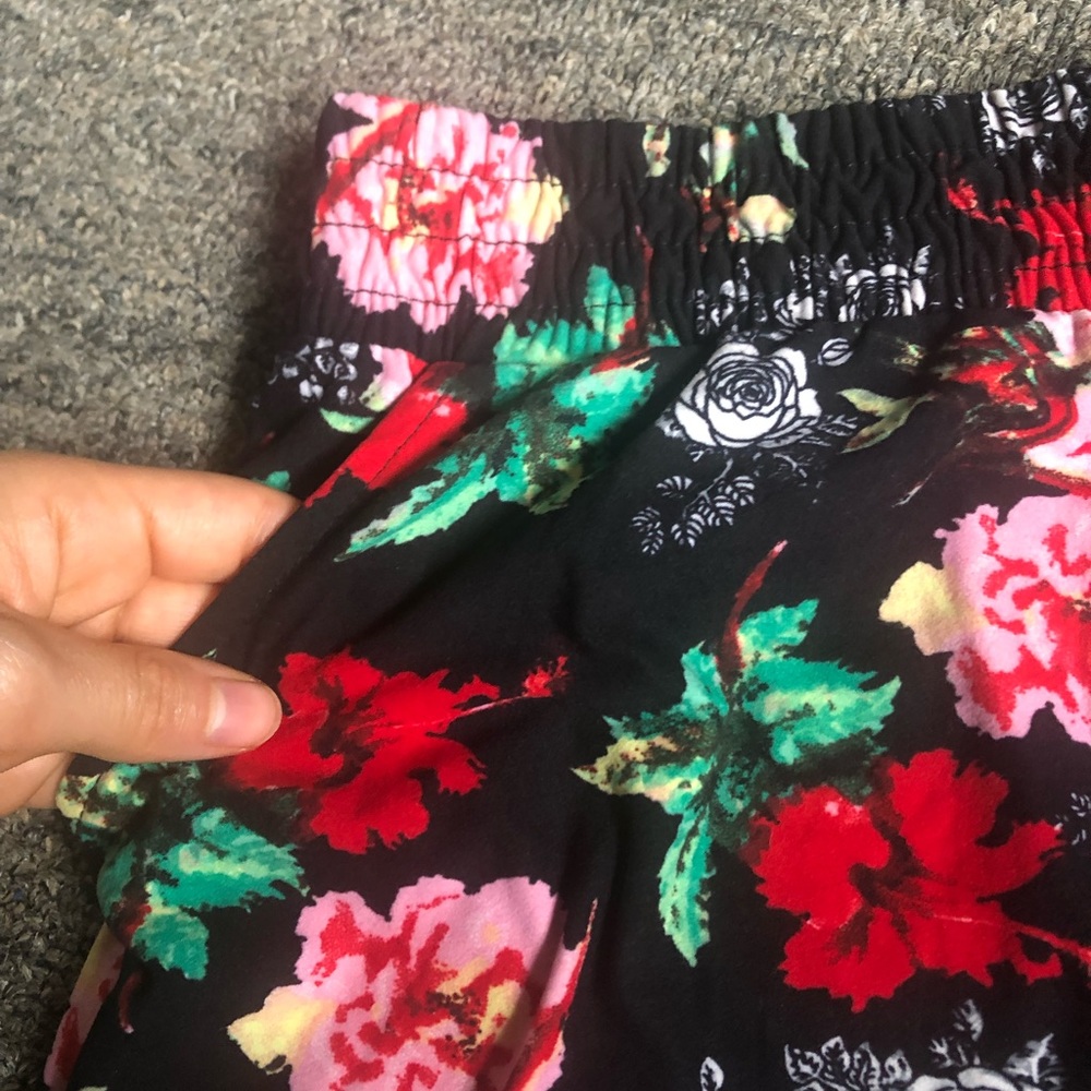 NWT Black and red floral dolphin shorts - Picture 4 of 4